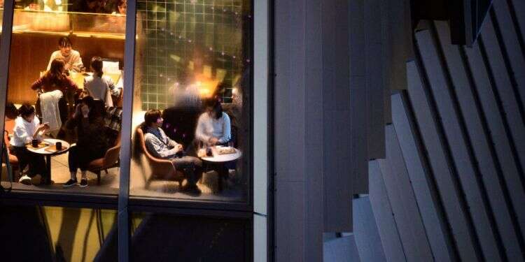 המסע לעבר אינו יכול לשנות את ההווה, אבל יכול להחליף תסכול בתקווה. בית קפה בטוקיו. צילום: AFP