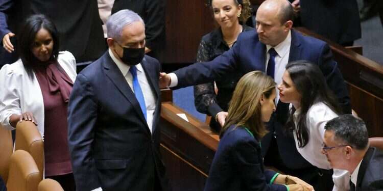 בנט ונתניהו במליאת הכנסת. צילום: AFP