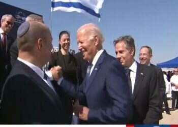 לא רק דנה ויס: לחיצות הידיים של ביידן עוררו סערה בארה"ב