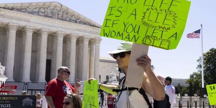 הפגנה בעד הזכות להפיל ליד בית המשפט העליון בוושינגטון. צילום: EPA בארה"ב וגם בישראל: הדיון ננעל, הצד השני לא רלוונטי