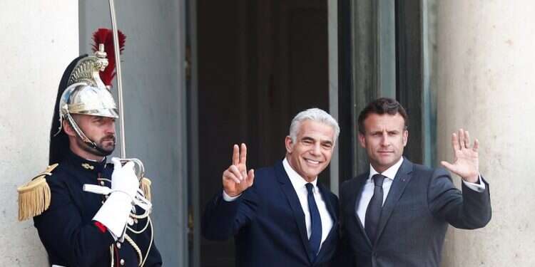 לפיד ומקרון בארמון האליזה. צילום: EPA לפיד בפריז: "לפעמים צריך להשתמש בכוח המלחמה כדי להגן על השלום"