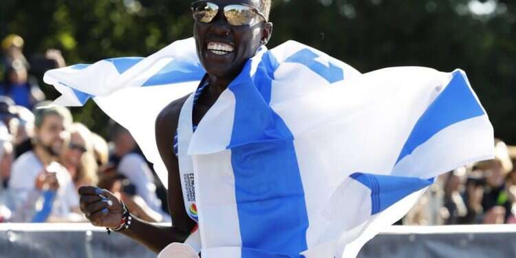 לונה צ'מטאי סלפטר חוגגת את המדליה עם דגל ישראל. צילום: EPA היסטוריה באליפות העולם: לונה צ'מטאי סלפטר זכתה במדליית ארד