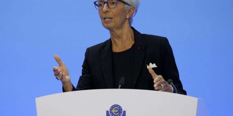 נשיאת הבנק המרכזי האירופי, כריסטין לגארד. צילום: אי.פי.איי הבנק האירופי המרכזי העלה את הריבית לראשונה מזה 11 שנים