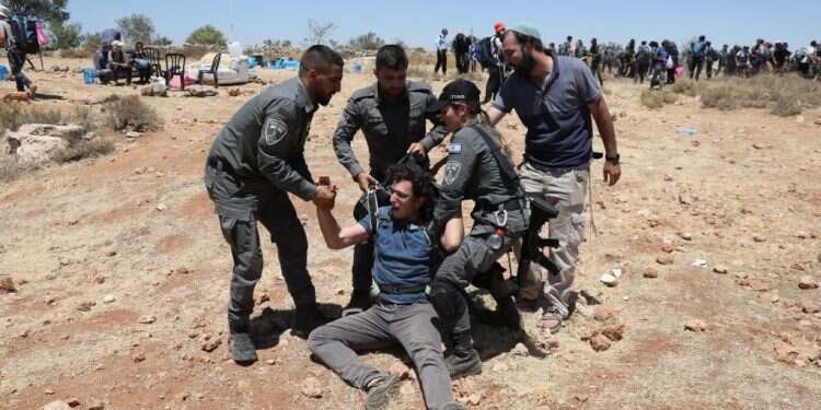 פינוי מפגינים בגבעת נתנאל ליד קרית ארבע, בחודש שעבר. צילום: אביר סולטן אחרי מבצע המאחזים ההמוני, תנועת נחלה מבטיחה: "רק התחלנו"