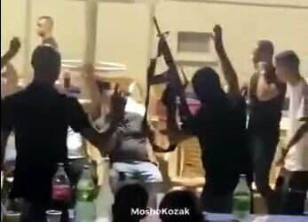 כך חוגגים את חג הקורבן בטובא זנגריה: צרורות מנשק אוטומטי