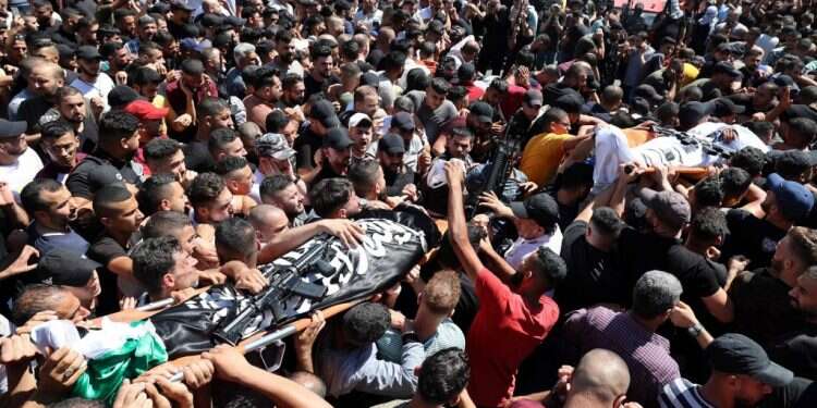 ההלוייה בשכם של המחבלים שנהרגו מאש צה לויית המחבלים בשכם עם חמושים: אבו מאזן גינה וקיבל ביקורת