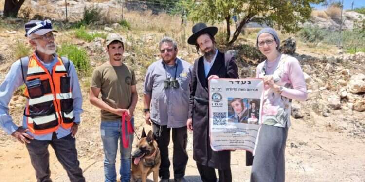 הוריו של מוישי קליינרמן עם מתנדבי יחידת הכלבנים, לפני כשנתיים. צילום: דוברות יכ מפכ"ל המשטרה על הנעדר החרדי: "נקודת המוצא היא שמוישי בחיים"