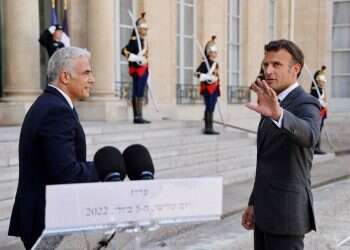 פריז לא מחכה לי: רשמיו של עיתונאי במשלחת ראש הממשלה לארמון האליזה