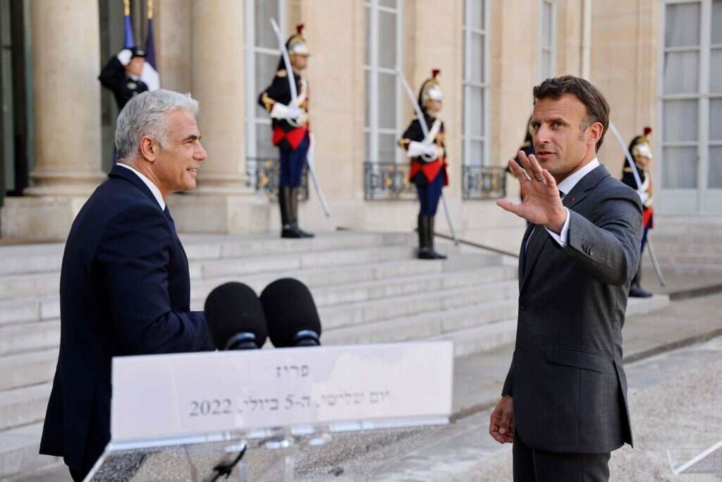 מקרון ולפיד על מדרגות ארמון האליזה, השבוע צילום: AFP