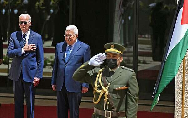 הנשיא ביידן מתקבל על ידי הנשיא הפלסטיני מחמוד עבאס בבית לחם. צילום: AFP הפלסטינים מקווים שביידן יתחייב לפתוח קונסוליה לפלסטינים בירושלים