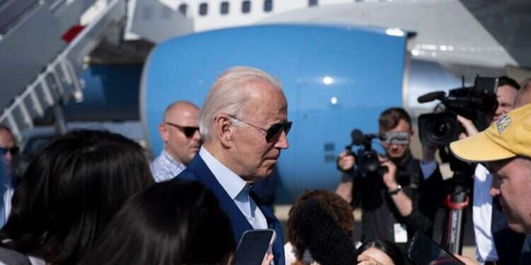 ביידן מבקר בבסיס אנדרוז במרילנד, השבוע. צילום: איי.אף.פי הקורונה, הכלכלה והמזרח התיכון: התמיכה בביידן צוללת