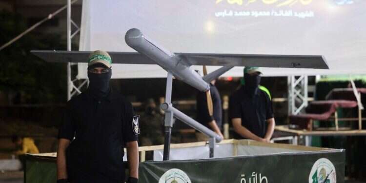 פעיל חמאס ליד אחד מכלי הטיס הבלתי מאוישים. צילום: AFP חמאס חושף: מערך כטב"מים ומשאבים המוקצים לזירה האווירית