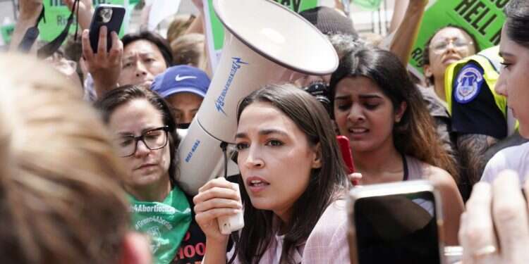 אוקסיו־קורטז בהפגנה בוושינגטון נגד פסקת ההפלות, בחודש הקודם. צילום: AP