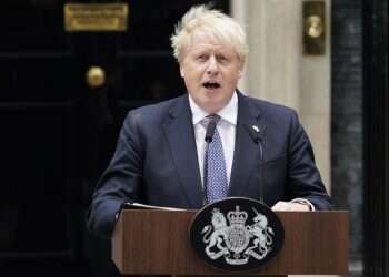 בוריס ג'ונסון נכנע למרד במפלגתו, והתפטר