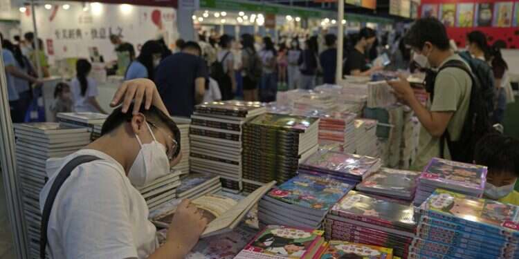 שבוע הספר בהונג קונג. צילום: AP צנזורה פוליטית? האח הגדול פוסל כותרים ביריד הספרים בהונג־קונג