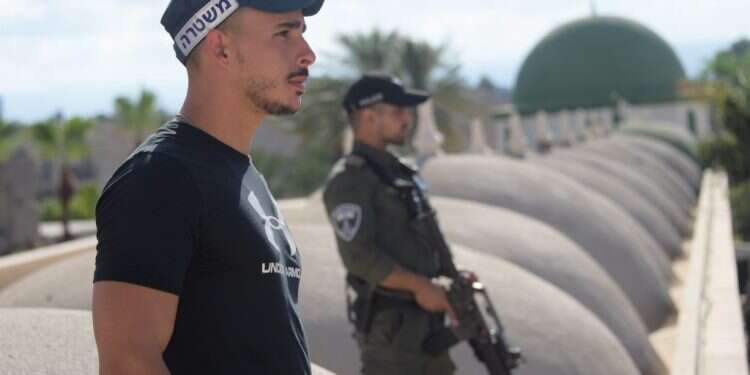 כוחות המשטרה בעכו, היום. צילום: דוברות המשטרה משטרה עכו פרשיית הדגים