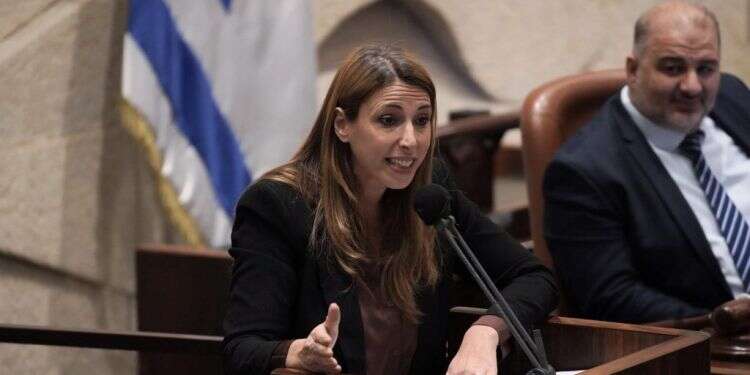 ח פרישה לשם תזוזה, ולא בפעם הראשונה: מיכל שיר עוברת ליש עתיד