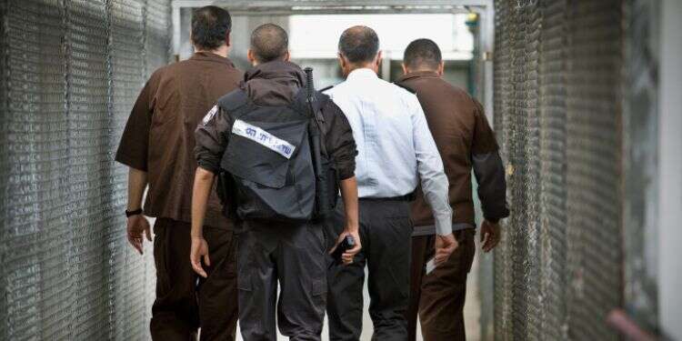 סוהרים ואסירים ביטחוניים בכלא גלבוע. אילוסטרציה. צילום: משה שי/פלאש90 פרשת הסרסור בסוהרות: יש רק פתרון אחד לריקבון המערכתי