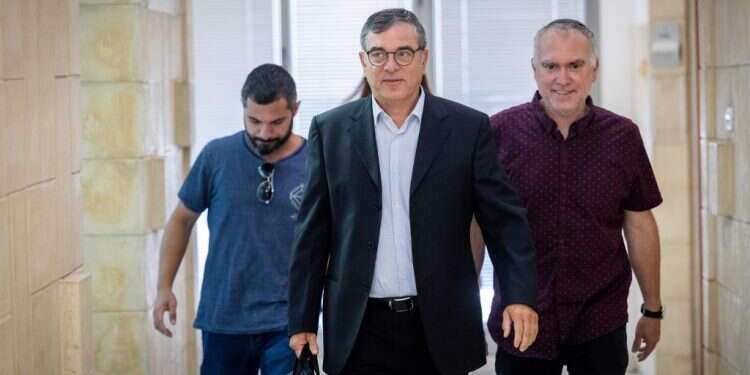 עמיחי פילבר עם אחיו שלמה בבית המשפט. צילום: יונתן זינדל, פלאש 90 עמיחי פילבר: כולנו יודעים – מומו איש ישר שנקלע לסיטואציה קשה