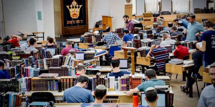 המקור לאהבת הגמרא הוא המורה בכיתה ו'. ישיבת הר עציון. צילום: גרשון אלינסון, פלאש 90 הצעת החוק החדשה למינוי רבנים תכפיף את הציונות הדתית לעסקנות החרדית