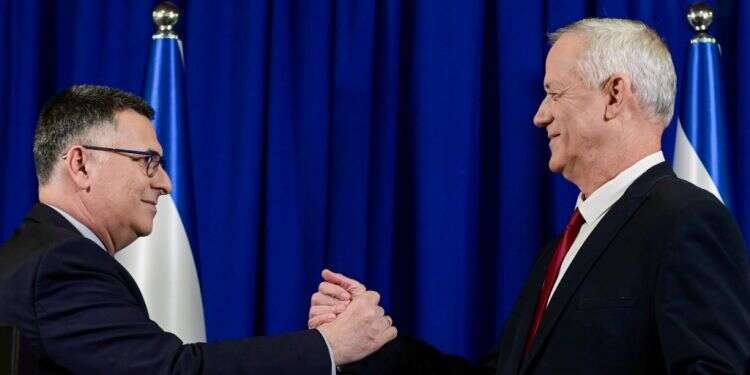 גנץ וסער בהכרזה על מיזוג מפלגותיהם, השבוע. צילום: תומר נויברג, פלאש 90 ההחלטה לפטר את גלנט התקבלה – אלו הפערים מול סער