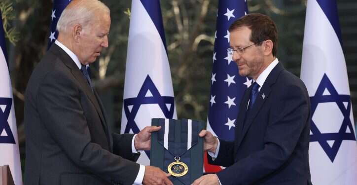 הנשיא הרצוג מעניק לביידן את  ביידן קיבל את עיטור הנשיא: "המחויבות של אמריקה לביטחון ישראל מוצקה"