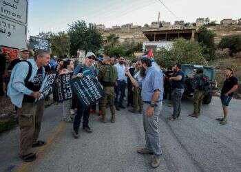 תעמולה שקרית. מפגיני שמאל מול מבצע הקמת היישובים בשבוע שעבר. צילום: פלאש 90