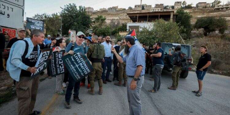 תעמולה שקרית. מפגיני שמאל מול מבצע הקמת היישובים בשבוע שעבר. צילום: פלאש 90