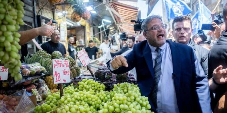איתמר בן-גביר בשוק מחנה יהודה. צילום: יונתן זינדל/פלאש90 בן גביר או עודה: מי פה באמת הגזען?