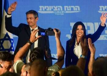 שקד יוצאת לקרב חייה, לבד