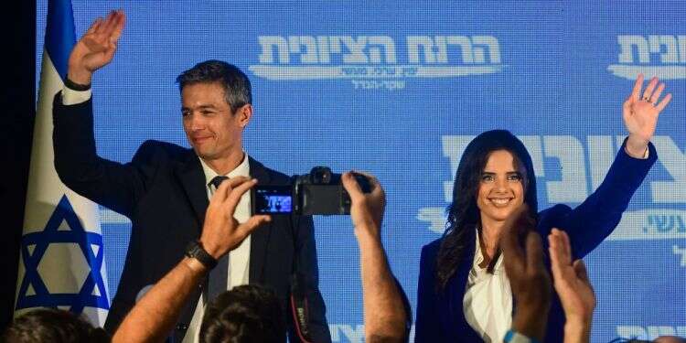 שקד יוצאת לקרב חייה, לבד