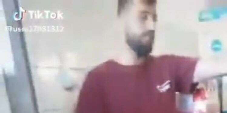 הסרטון שהעלה כמאל חמידאן לרשת. צילום מסך מטיקטוק שנת מאסר לערבי שהתעלל בעובד חרדי חסר ישע בשופרסל