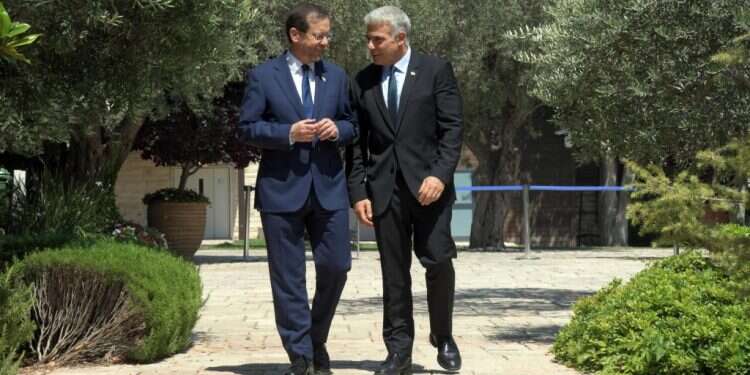 ראש הממשלה הנכנס עם נשיא המדינה, שבוע שעבר. צילום: חיים צח, לע ראש הממשלה חוזר לירושלים: לפיד מתכוון לגור בבלפור