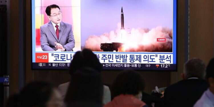 שידור טלוויזיה של ניסוי טילים צפון־קוריאני. צילום: גטי אימג'ס וחוזר חלילה: מה עומד מאחורי ההסלמה הנוכחית בקוריאה?
