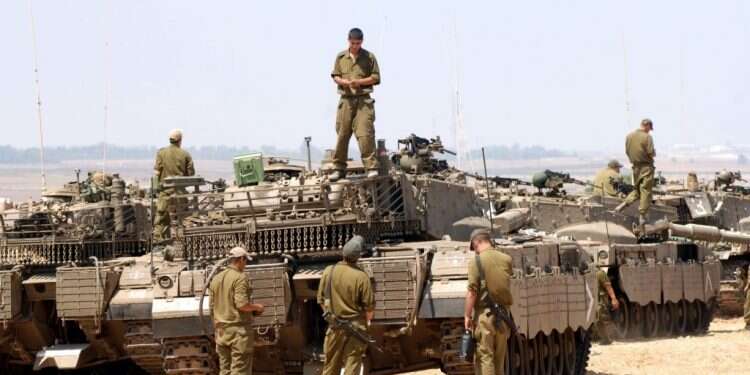 חיילים ברצועת עזה בימים הראשונים של מבצע גשמי קיץ, 2006. צילום: גטי אימג'ס גלי הלם: מלחמתו האינסופית של הלום הקרב השכול