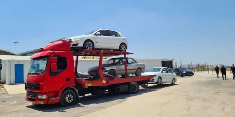 חלק מכלי הרכב שנתפסו. צילום: משטרת ישראל יו"ש: המשטרה החרימה עשרות מכוניות שהיו בשימוש למרות שהורדו מהכביש