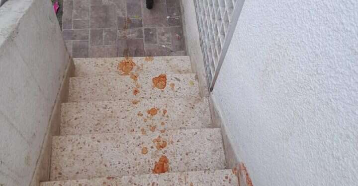 באדיבות המצלם פשע שנאה ברמלה: כתמי "דם" בכניסה לבית ועל הרכב