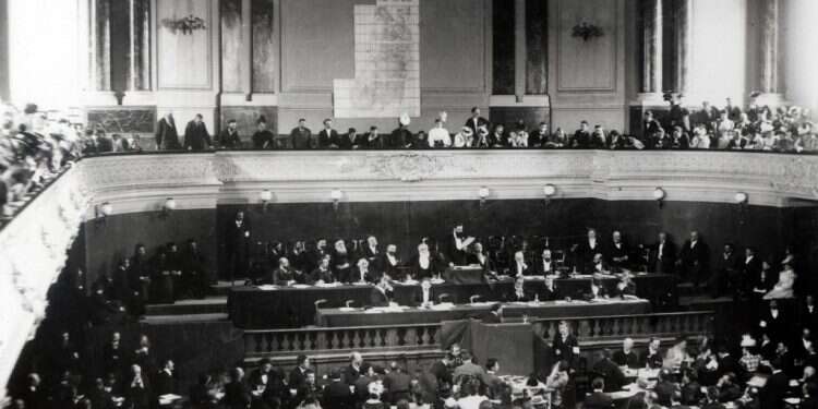 הרצל נואם בקונגרס הציוני השני בבזל, 1898. צילום: לע