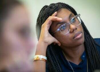 אישה, שחורה, אנטי-פרוגרסיבית: האם זו המחליפה של בוריס ג'ונסון?