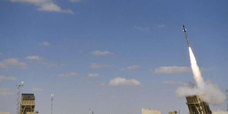 יירוט של כיפת ברזל. צילום: אגף דוברות והסברה, משרד הביטחון כיפת ברזל בצבא האמריקני: ניסוי מערכת היירוט במארינס עבר בהצלחה