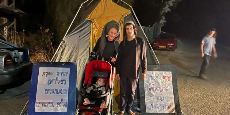 אלחי כרמלי ומשפחתו, בקיץ האחרון. צילום: ארגון חוננו המורחקים המנהליים במחאה ליד בית האלוף: "תלחם באויב ולא באוהב"