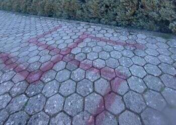 אנטישמיות באירופה: צלב קרס מול מלון שבו ישנו ילדי בית ספר יהודי