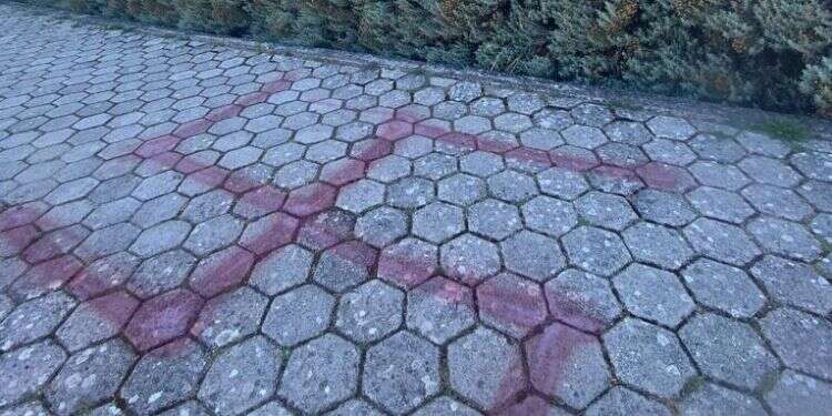 אנטישמיות באירופה: צלב קרס מול מלון שבו ישנו ילדי בית ספר יהודי