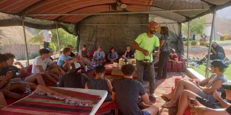 הספורטאים בחאן אל אחמר. צילום: ידידי שבט הג'האלין פעילות הפנאי של ספורטאי המכבייה: התנדבות בחאן אל אחמר