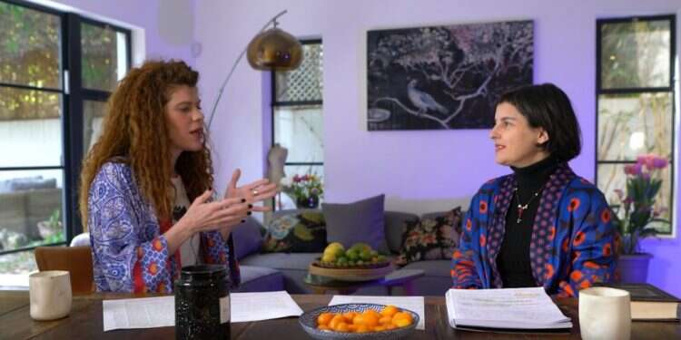 מסכת יוצרות: הבגד שמגלה ומסתיר