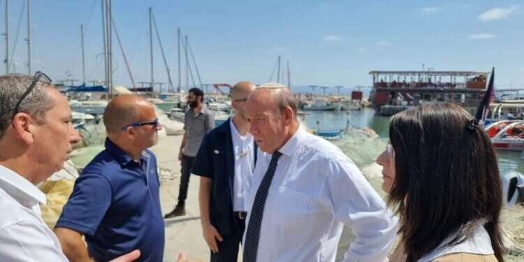 מבקר המדינה מתניהו אנגלמן (במרכז), בביקור בעכו מה שהבהב באוקטובר 2000, נדלק במאי 2021 ועוד יתפוצץ במלחמה רב זירתית