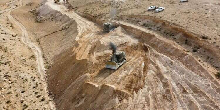 הלשכות אקולוגיות הרסניות. המכשול שנבנה במדבר יהודה. צילום: דובר צה בכפר עציון מתריעים: למכשול הביטחוני במדבר יהודה יהיו השלכות אקולוגיות קשות