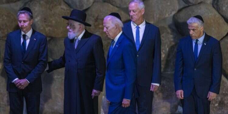 הבין לאן נושבת פה הרוח. לפיד וביידן ביד ושם. צילום: אוליבייה פיטוסי, פלאש 90 נאומי לפיד וביידן מוכיחים: במבחן המציאות השמרנות מנצחת