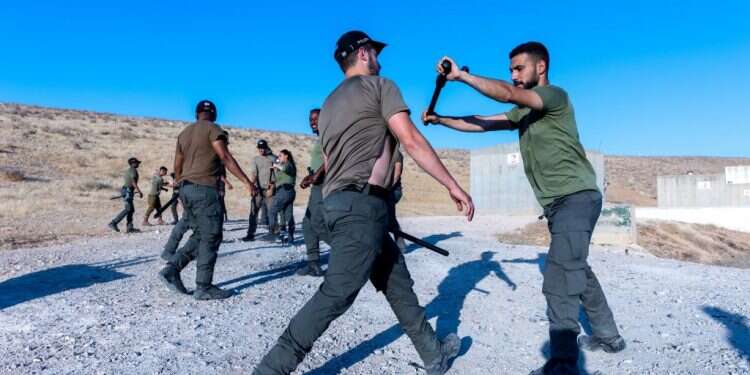 מתנדבי המשמר הלאומי הישראלי, שנוסד כלקח מפרעות תשפ עובדי מועצת משגב התאמנו לקראת קרבות עם השכנים