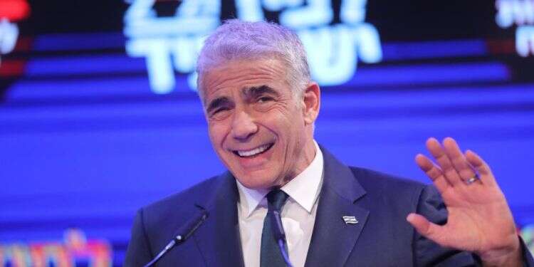 ראש הממשלה לפיד. צילום: גדעון מרקוביץ' זה (לא) רק ספורט: החנונית הגאה שחזרה עם מדליית זהב מאולימפיאדת הפיזיקה